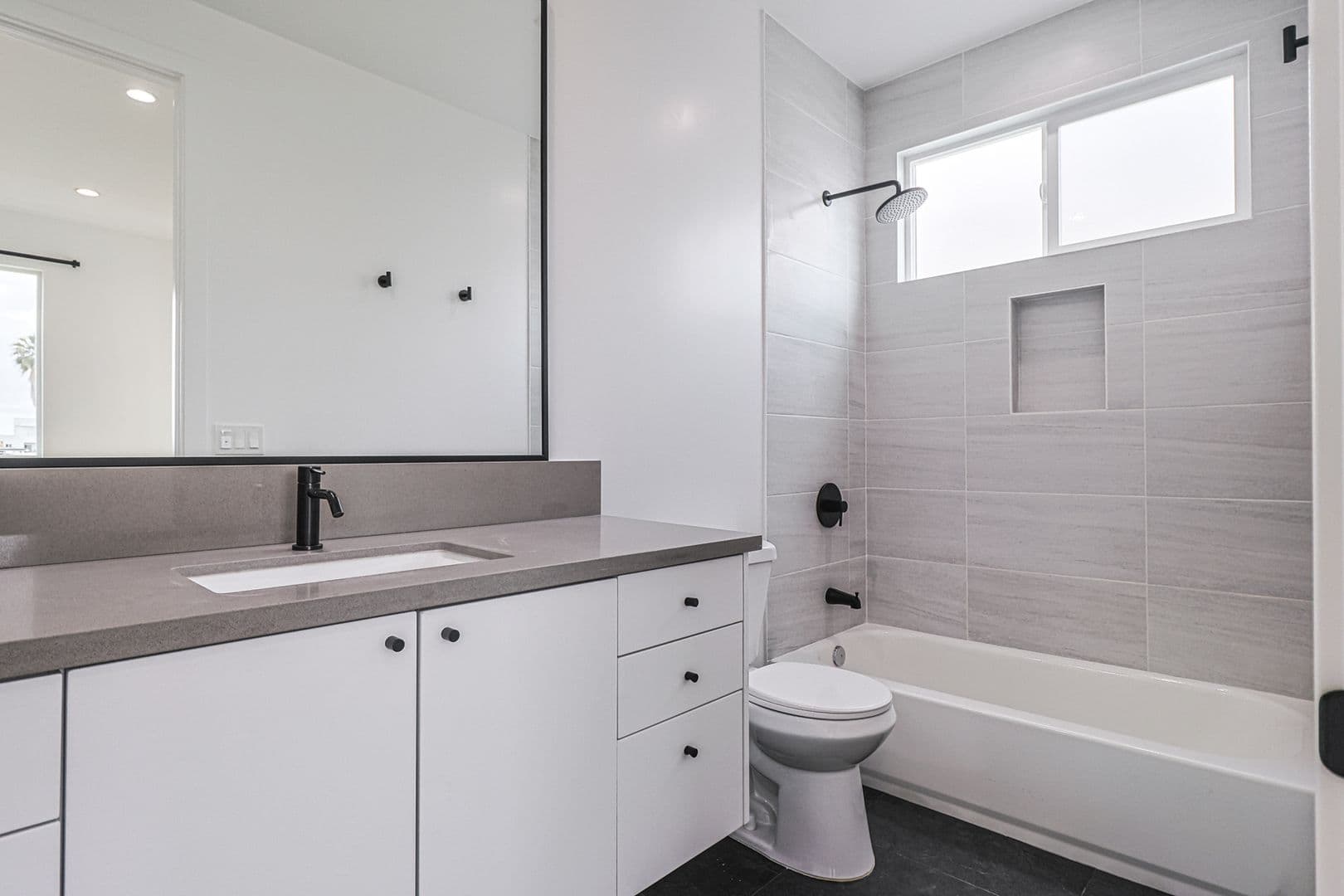 Los Angeles Apartment: 161 S Hoover St