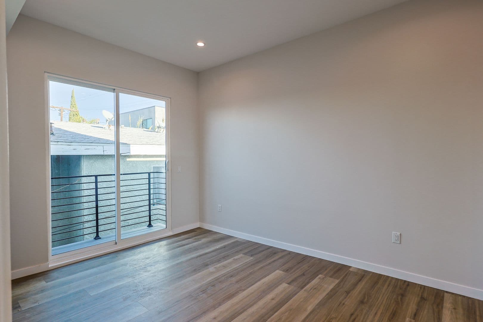 Los Angeles Apartment: 5517 Glennie Ln