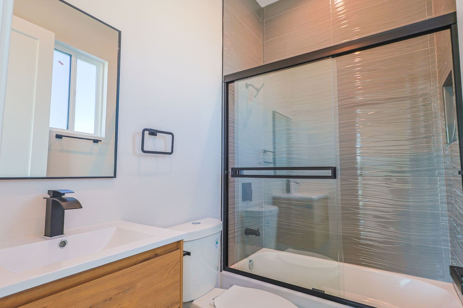 Los Angeles Apartment: 5517 Glennie Ln