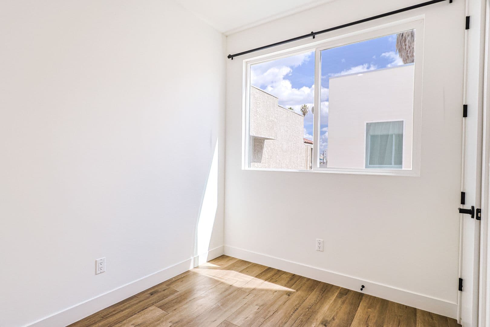 Los Angeles Apartment: 161 S Hoover St