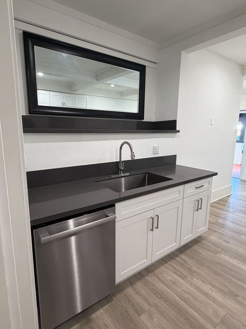 Los Angeles Apartment: 1112 Browning Blvd