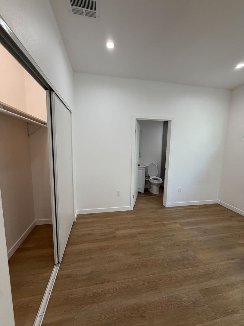 Los Angeles Apartment: 1876 W 20th St
