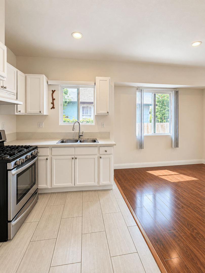 Los Angeles House: 783 E 47th St