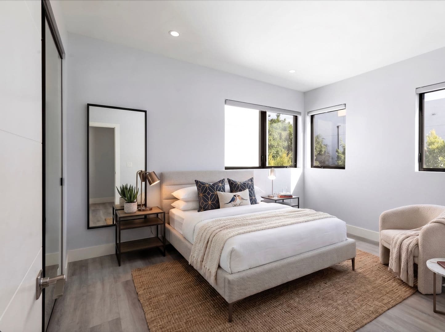 Los Angeles Apartment: 4815 Elmwood Ave