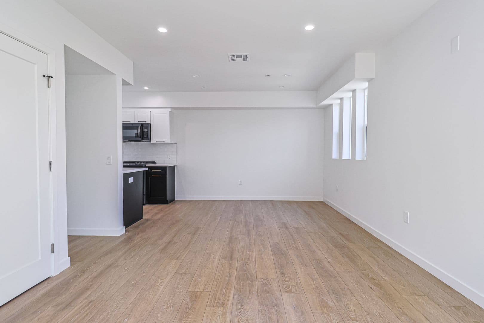 Los Angeles Apartment: 1227 N June St