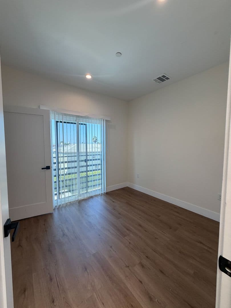 Los Angeles Apartment: 4512 St. Elmo Dr