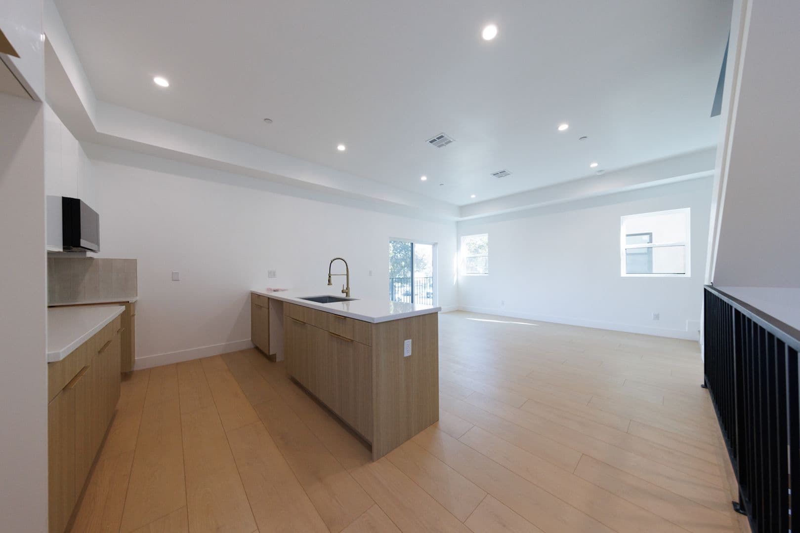 Sherman Oaks Apartment: 5931 Woodman Ave