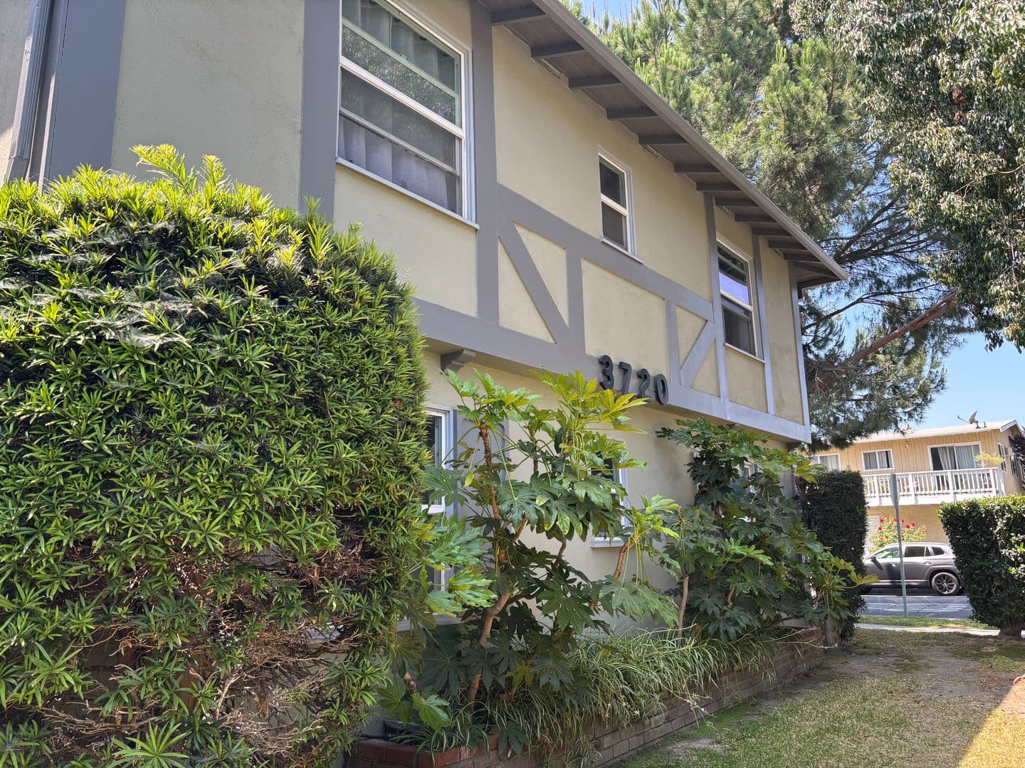 Burbank Apartment: 3718 W Chandler Blvd