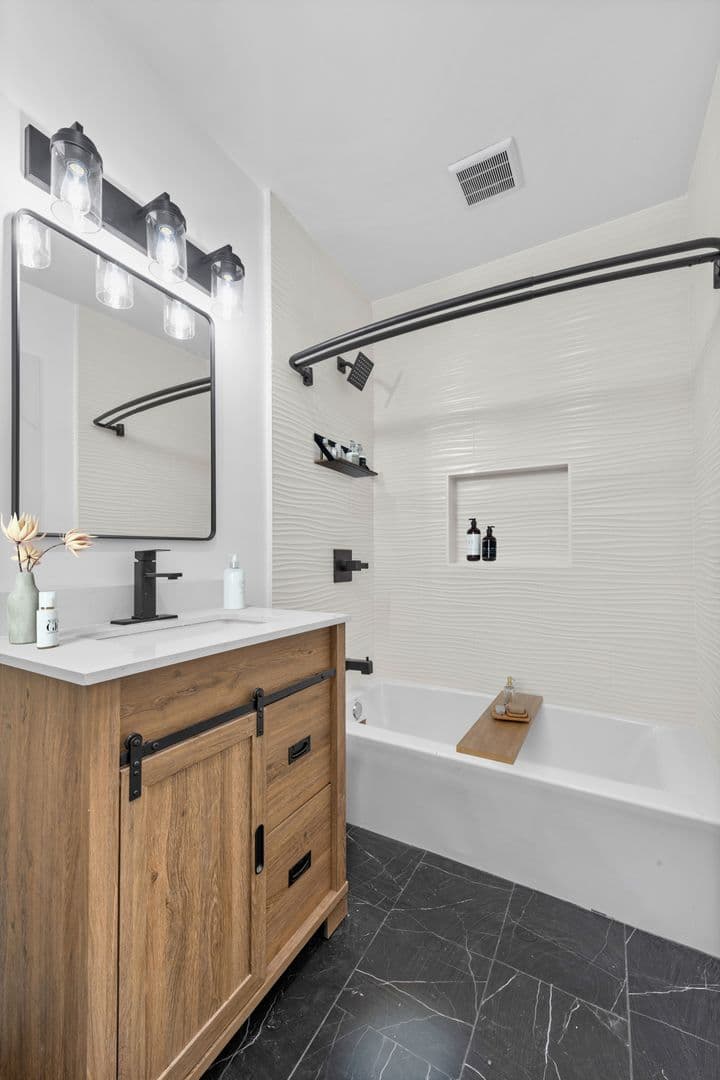 Los Angeles Apartment: 12121 Washington Pl