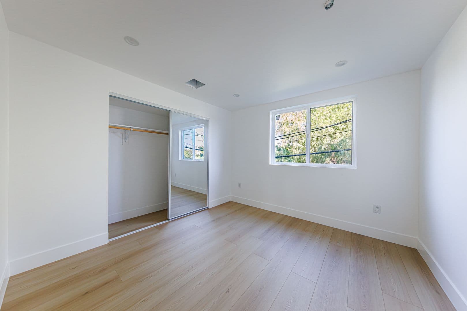Los Angeles Apartment: 3442 West Blvd