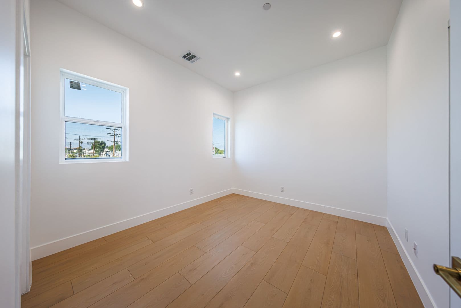 Sherman Oaks Apartment: 5931 Woodman Ave