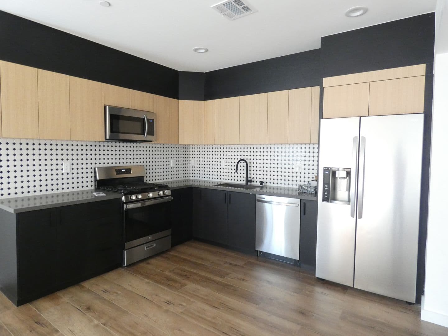 North Hollywood Apartment: 6034 Craner Ave