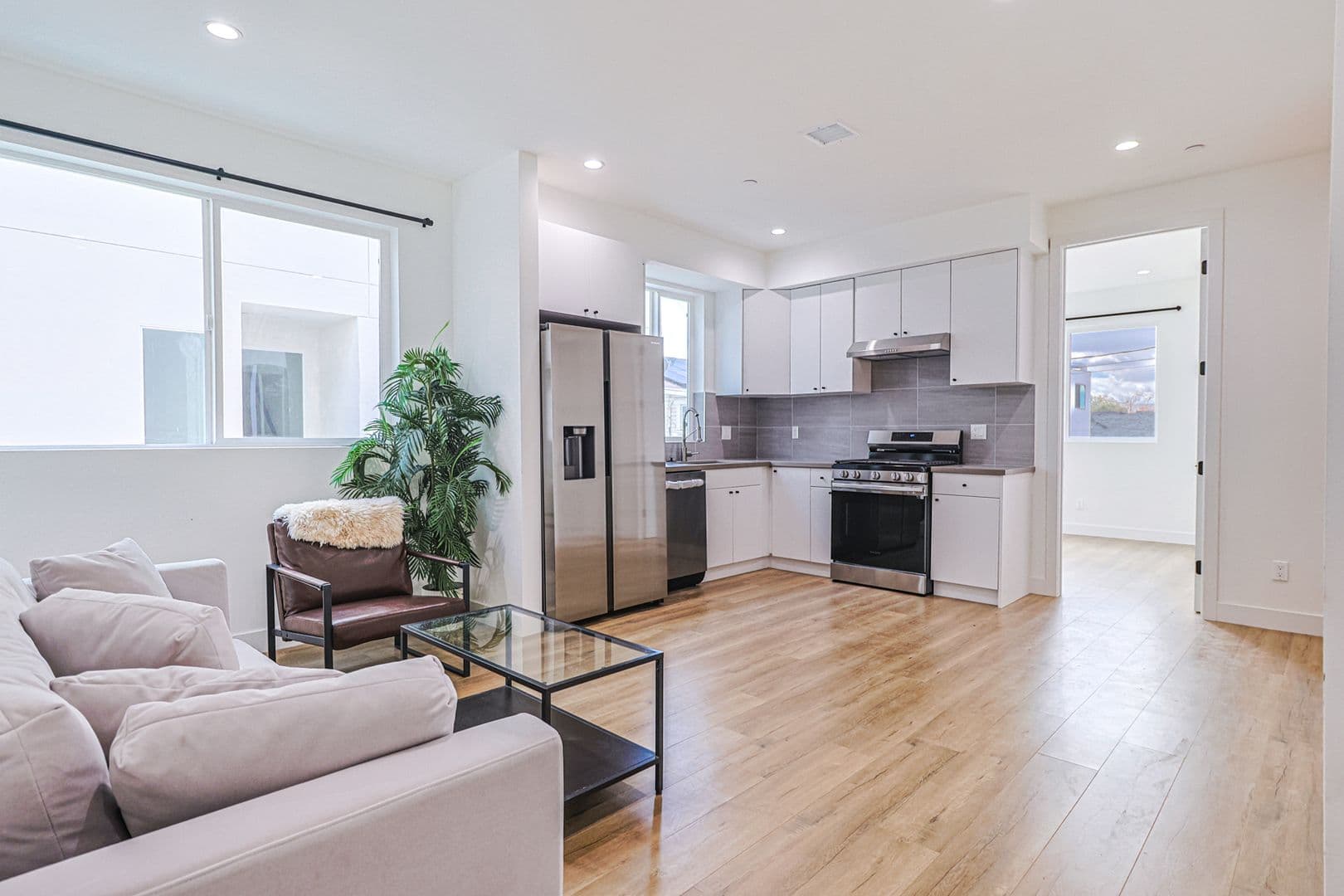Los Angeles Apartment: 161 S Hoover St