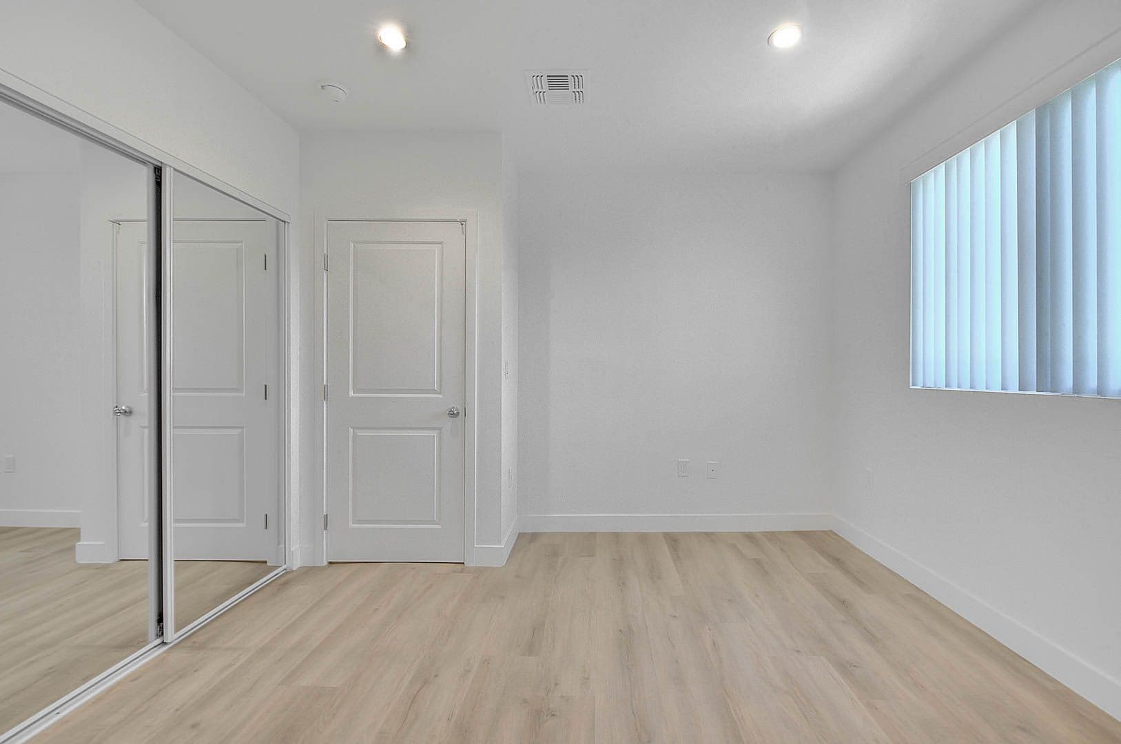 North Hollywood Apartment: 5850 Vineland Ave