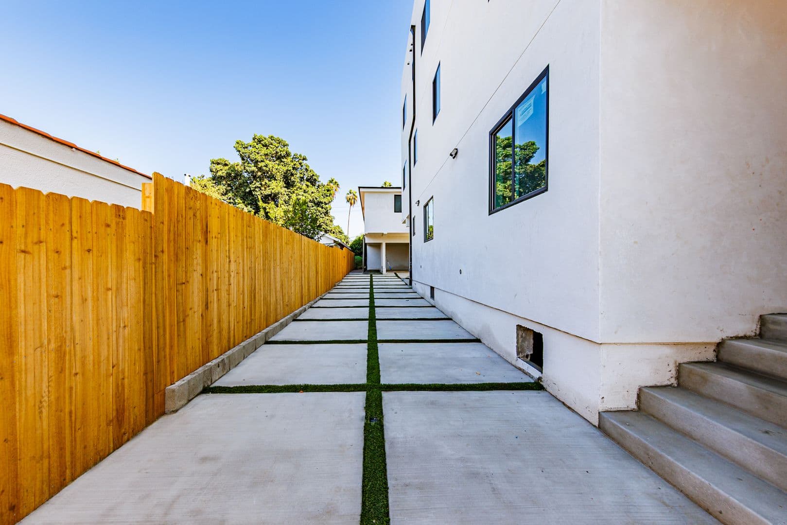 Los Angeles Apartment: 3442 West Blvd