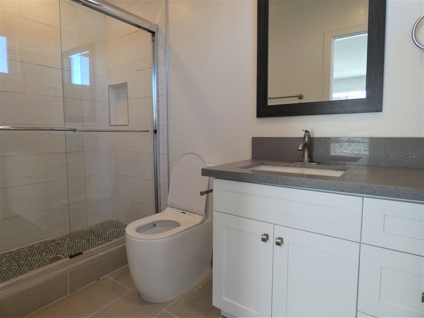 Los Angeles Apartment: 2042 S Burnside Ave