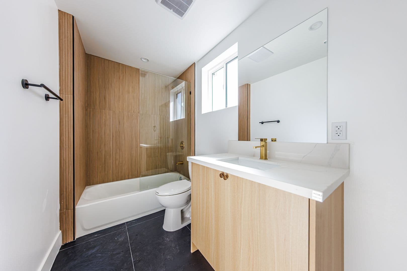 Los Angeles Apartment: 3442 West Blvd