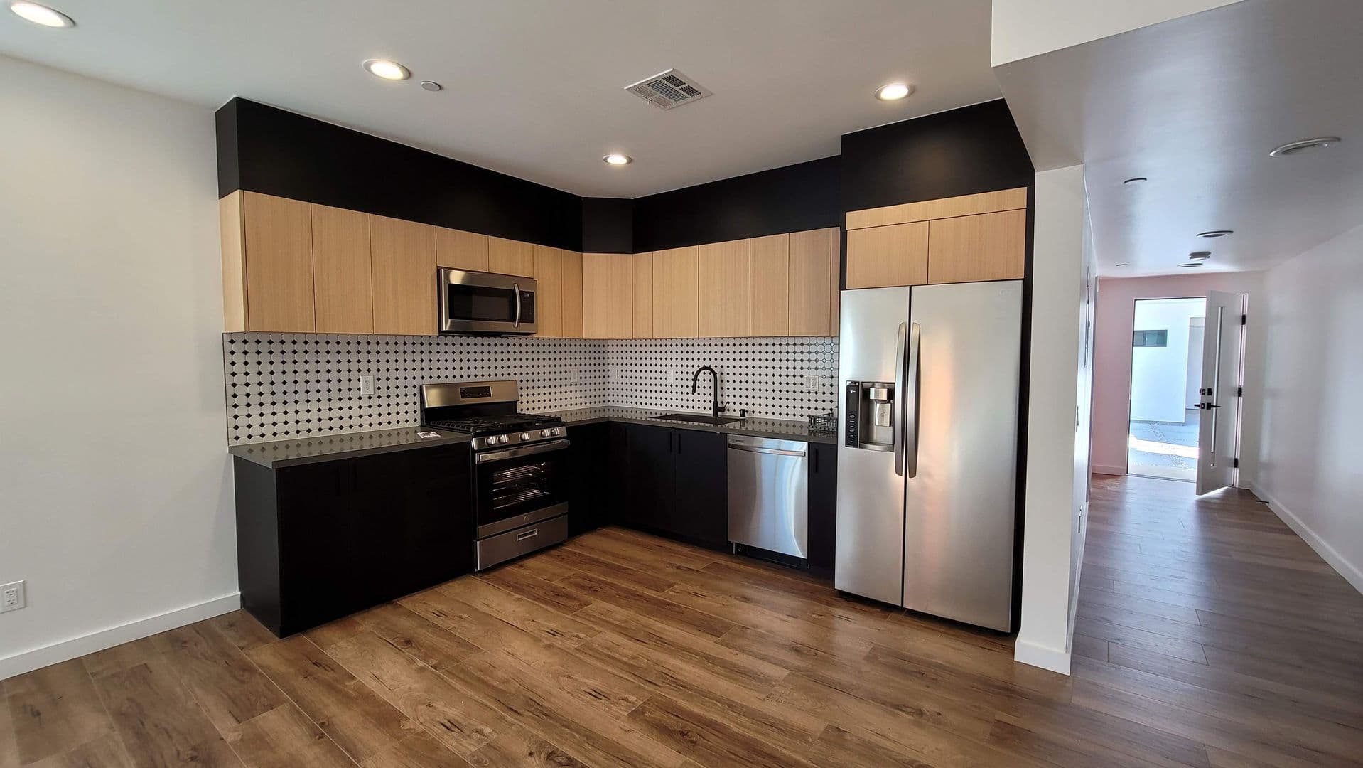 North Hollywood Apartment: 6034 Craner Ave