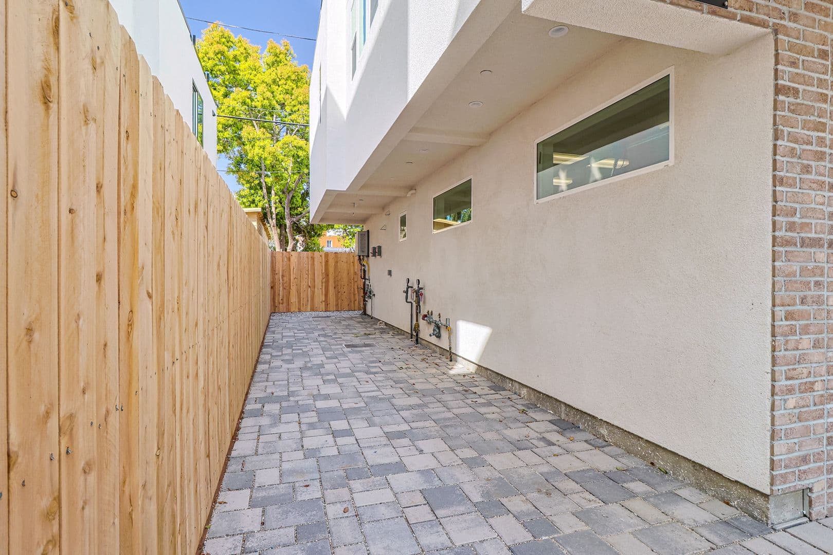 Los Angeles Apartment: 1227 N June St
