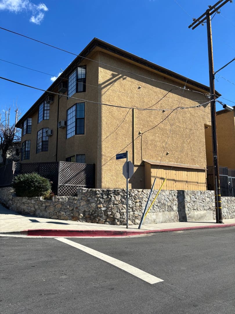 Tujunga Apartment: 10256 McClemont Ave