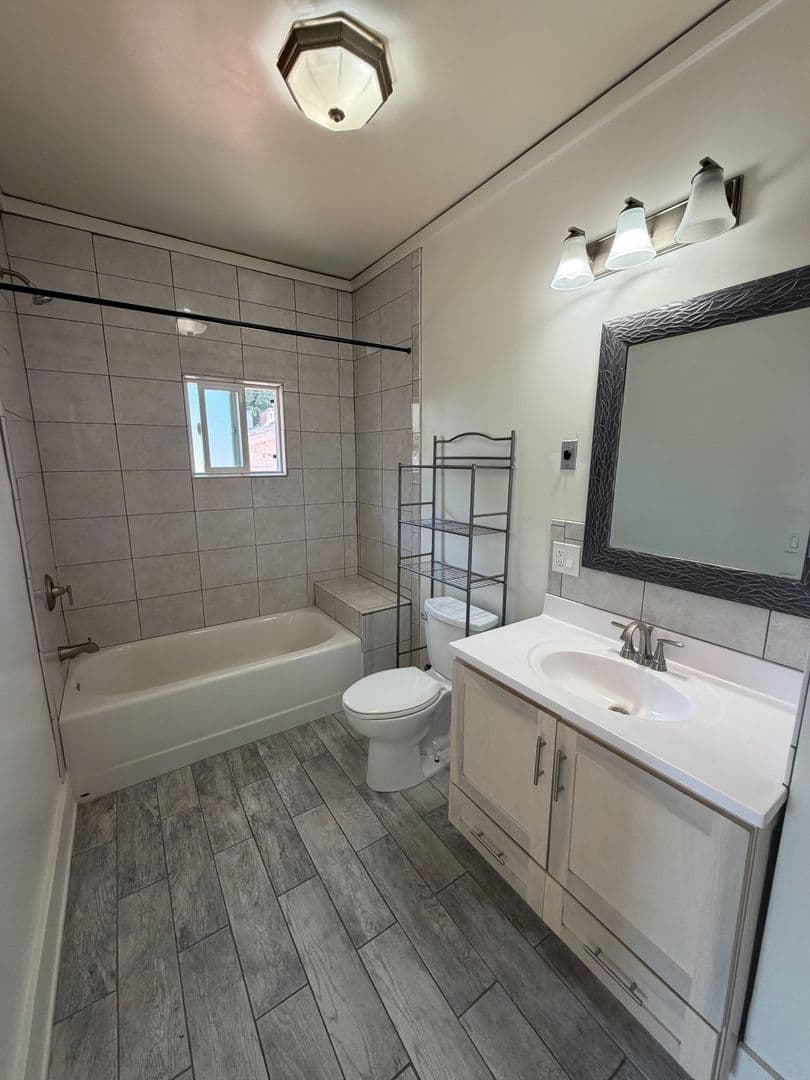 Los Angeles Apartment: 1112 Browning Blvd