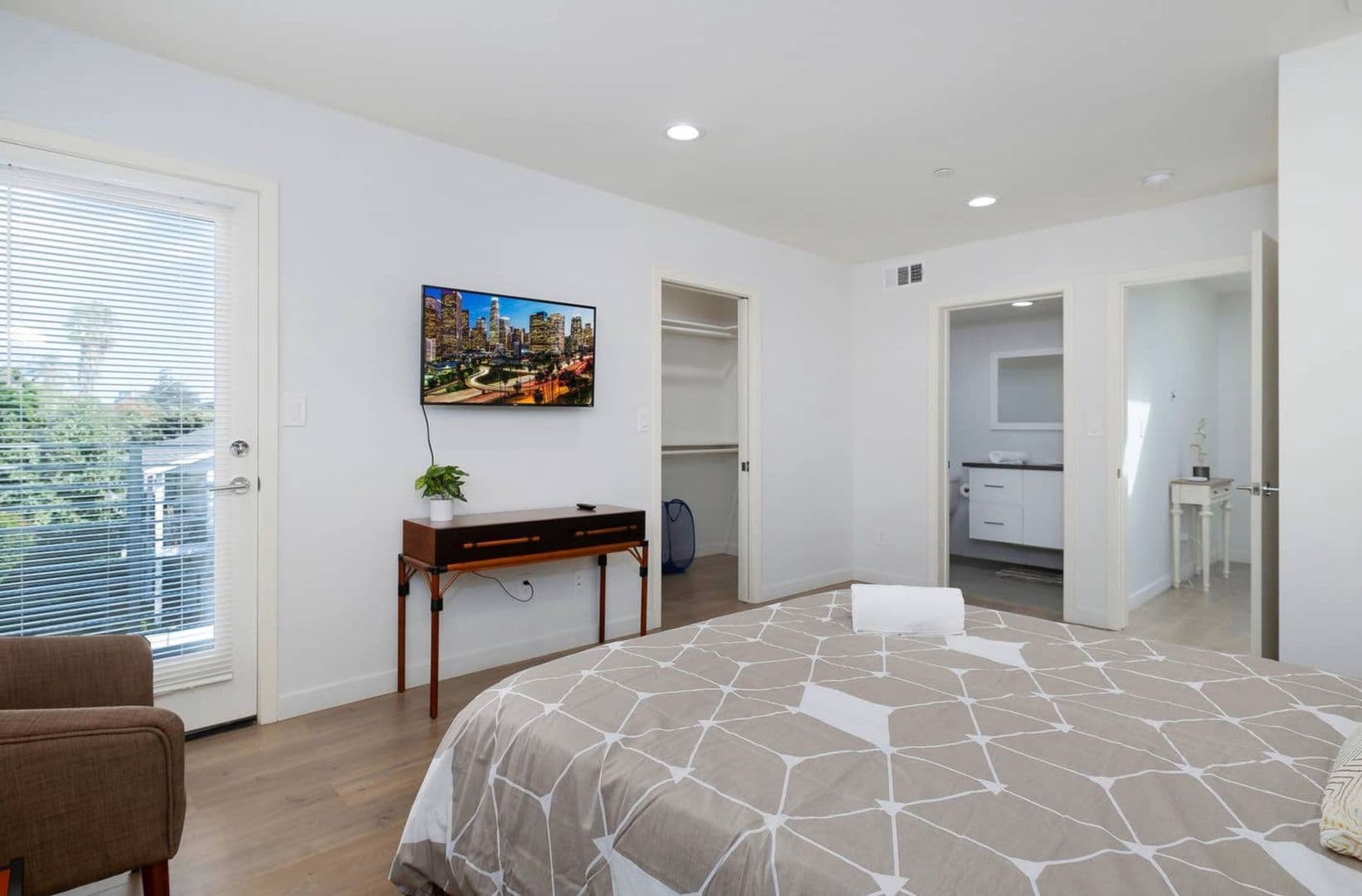 Hollywood Apartment: 6650 Leland Way