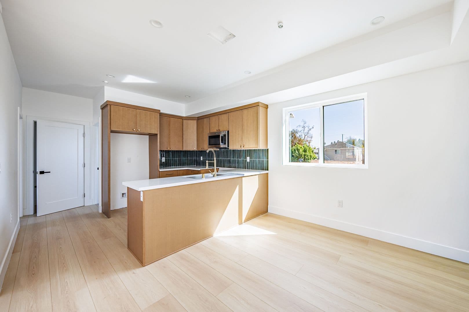 Los Angeles Apartment: 3442 West Blvd