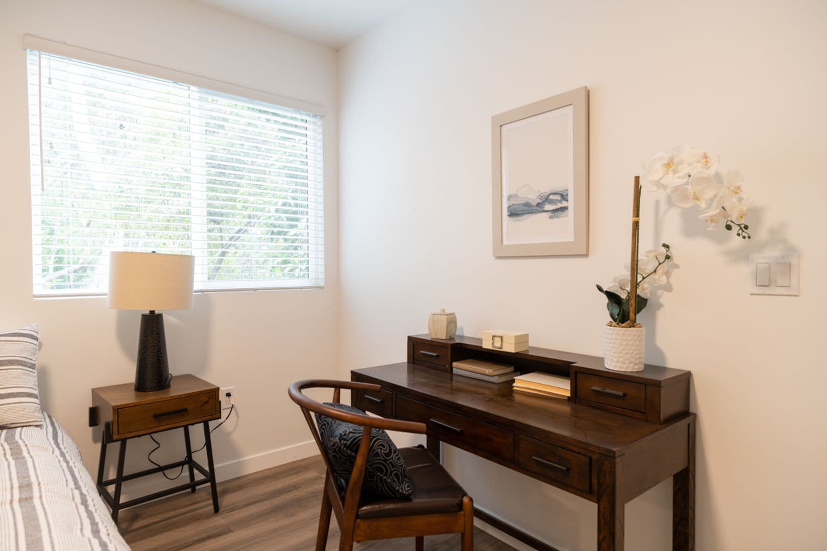 Los Angeles Apartment: 3305 Primera Ave