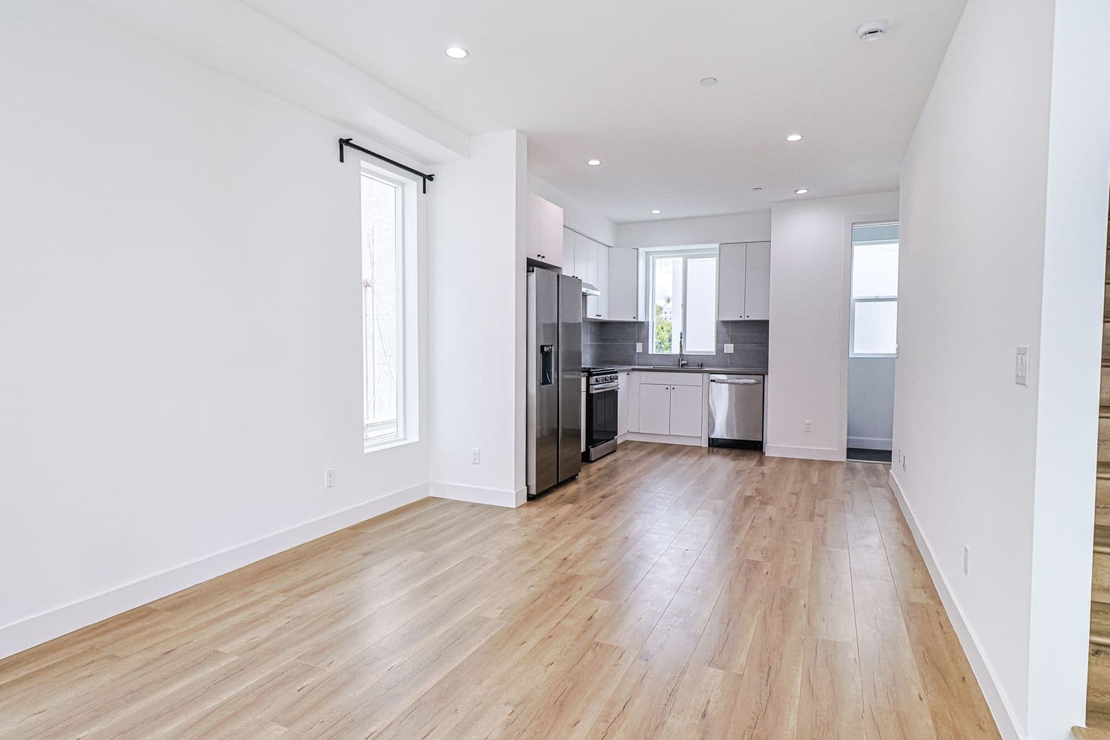 Los Angeles Apartment: 161 S Hoover St