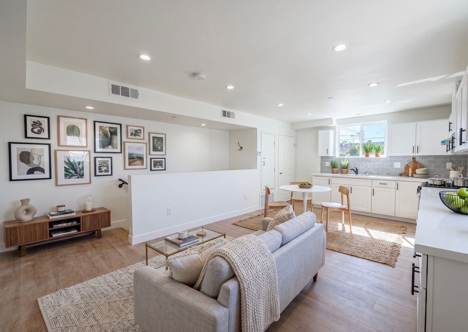 Los Angeles Apartment: 423 E 31st St