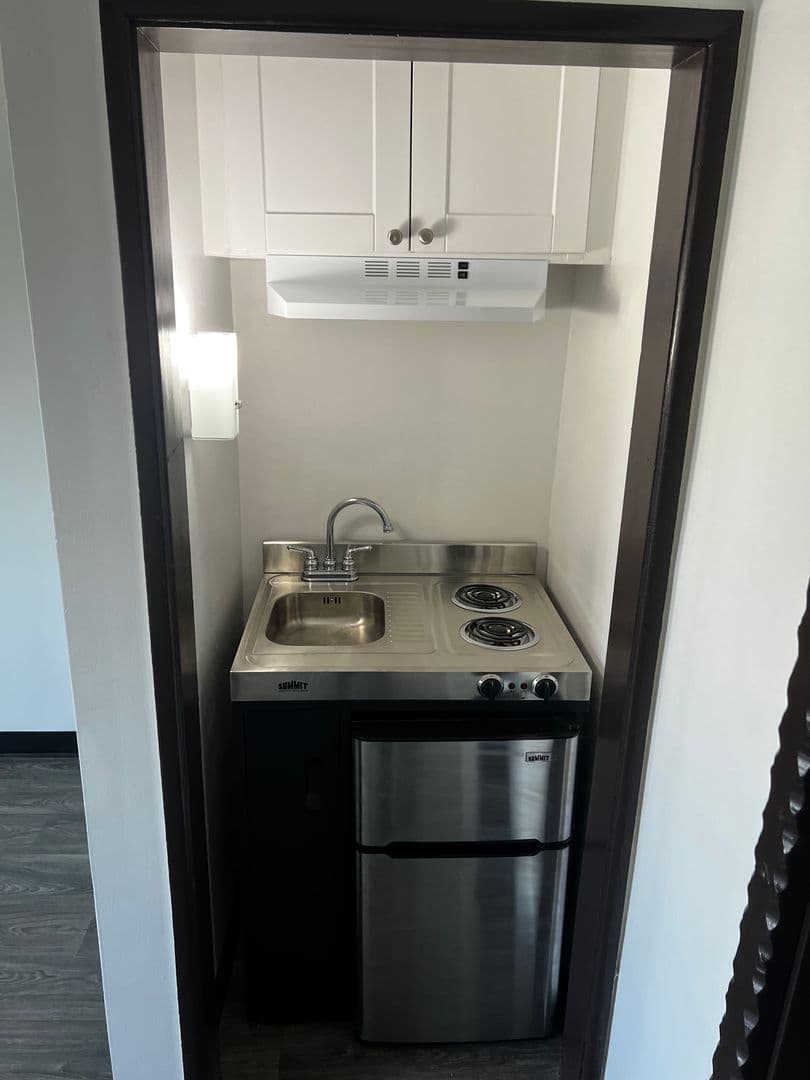 Burbank Apartment: 2615 W Olive Ave