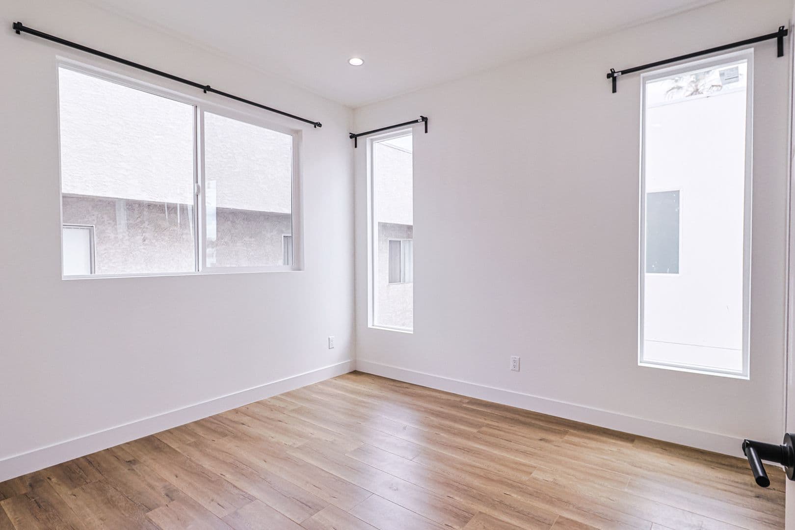 Los Angeles Apartment: 161 S Hoover St