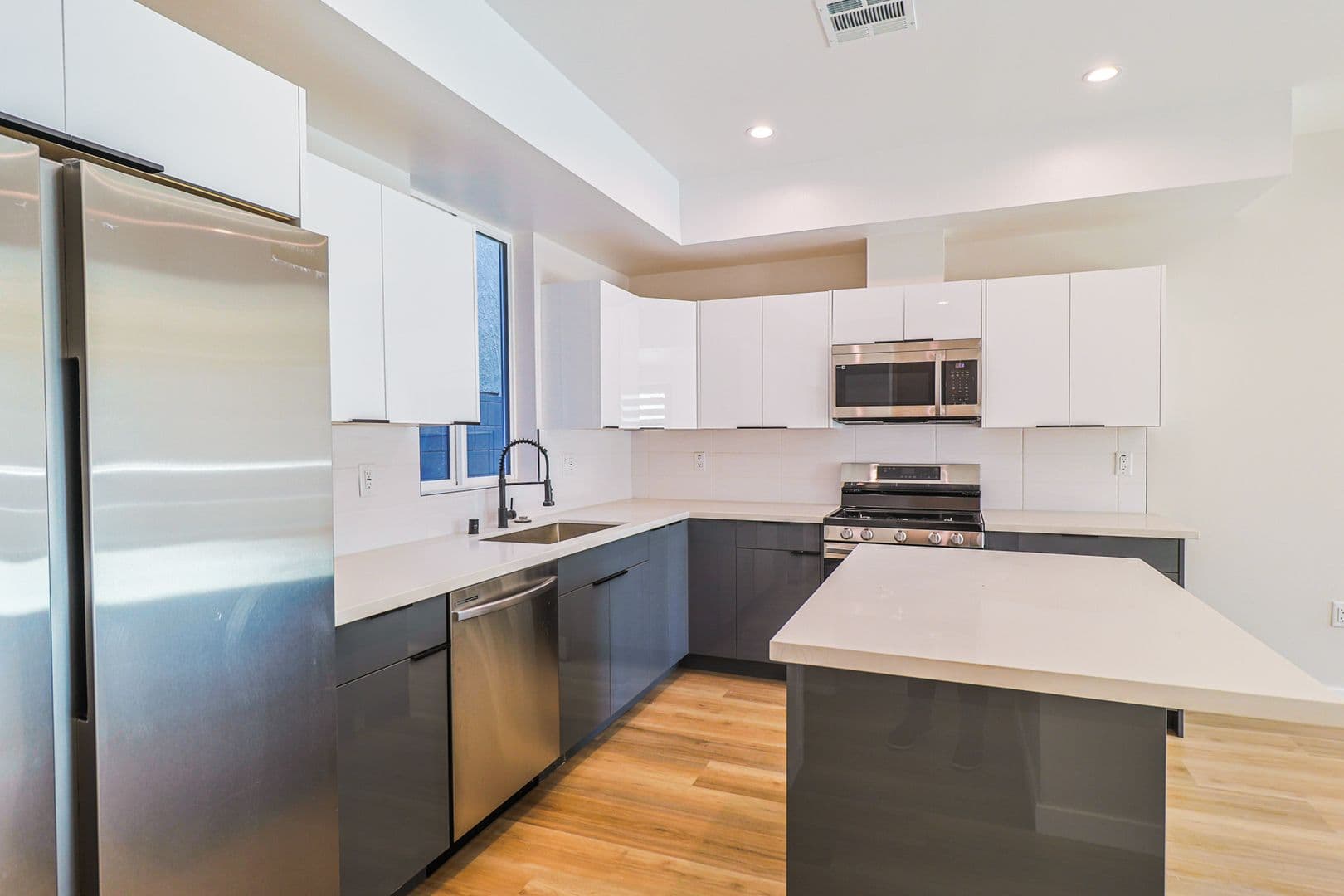 Los Angeles Apartment: 5517 Glennie Ln