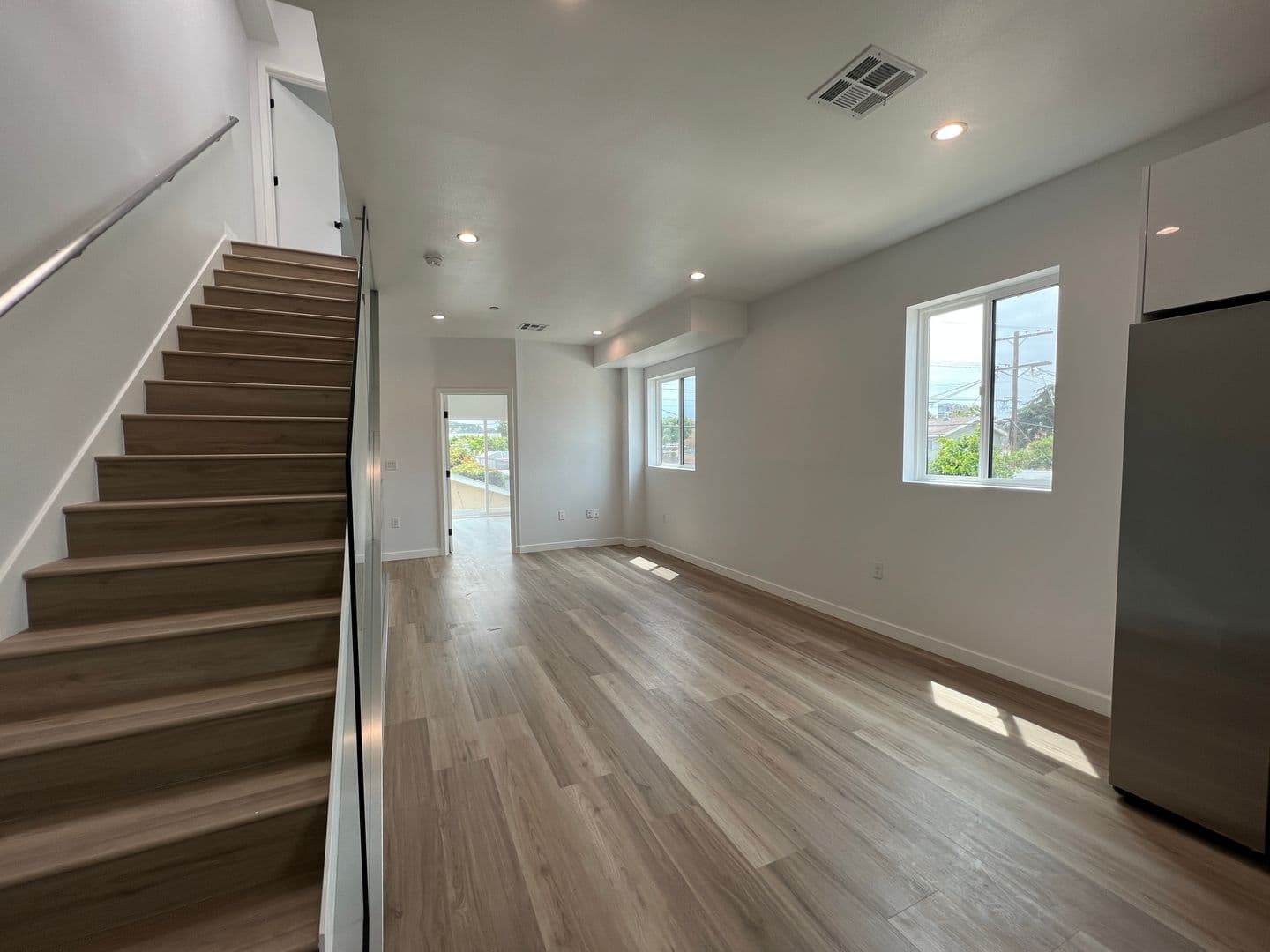 Los Angeles Apartment: 5526 Blackwelder St