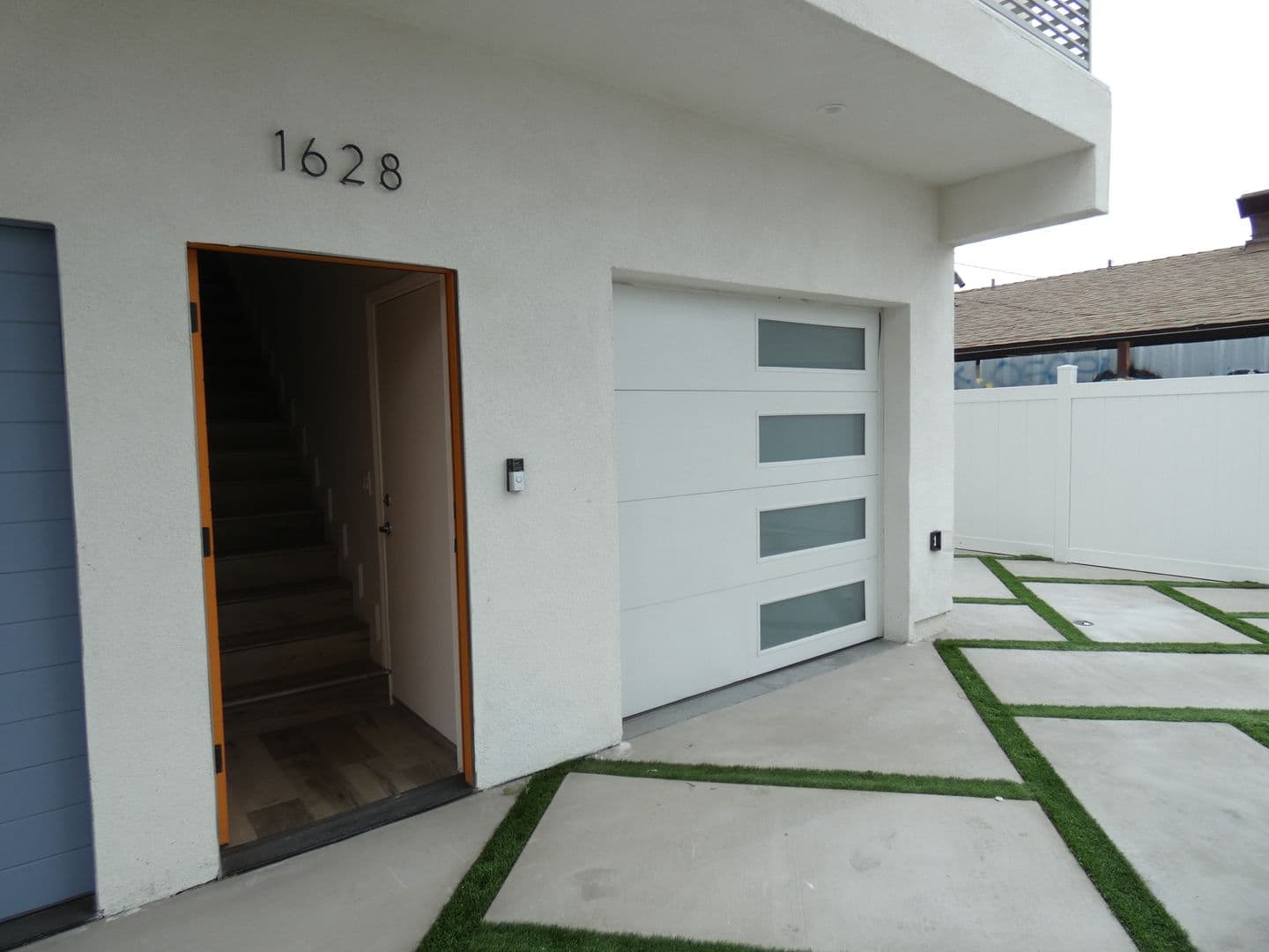 Los Angeles Apartment: 1628 S La Brea Ave