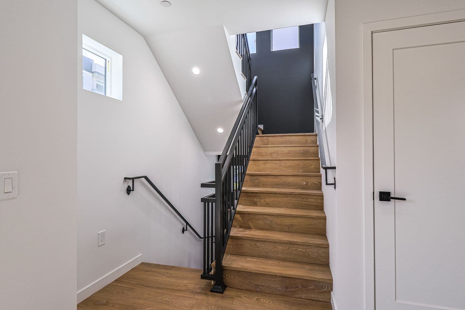 Los Angeles Apartment: 1227 N June St