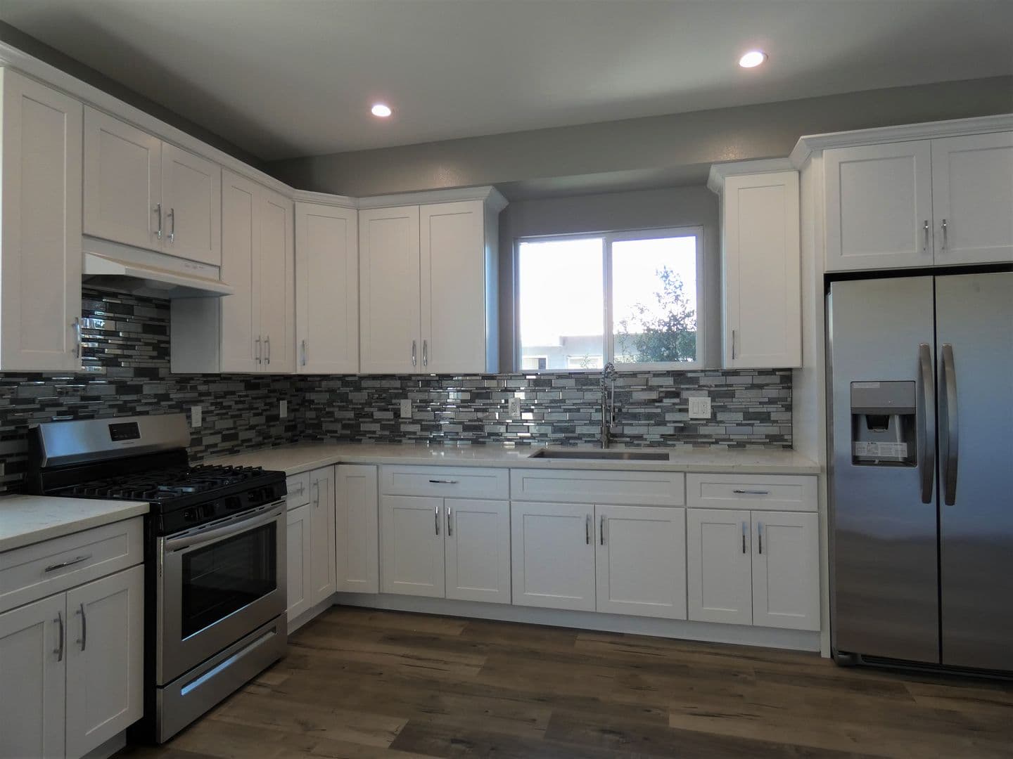 Los Angeles Apartment: 1628 S La Brea Ave