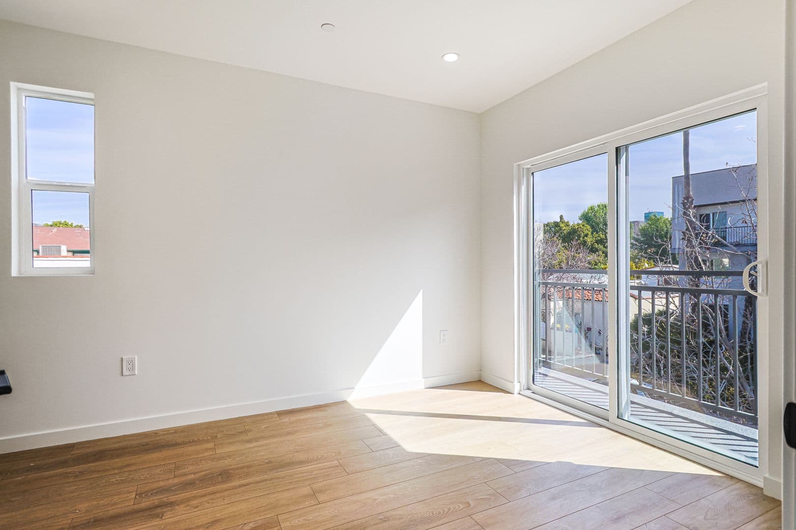 Los Angeles Apartment: 1227 N June St