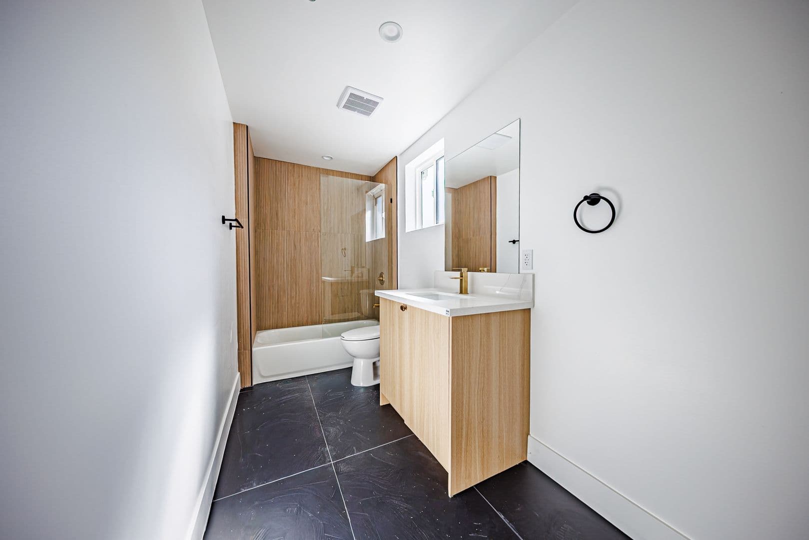 Los Angeles Apartment: 3442 West Blvd