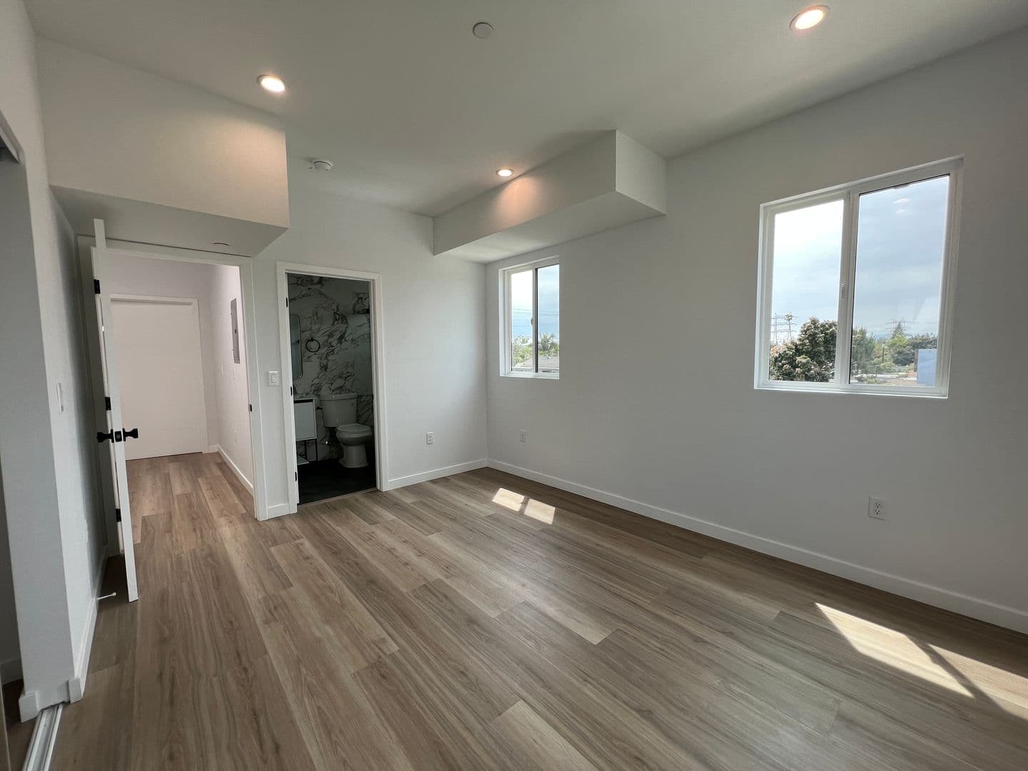 Los Angeles Apartment: 5526 Blackwelder St