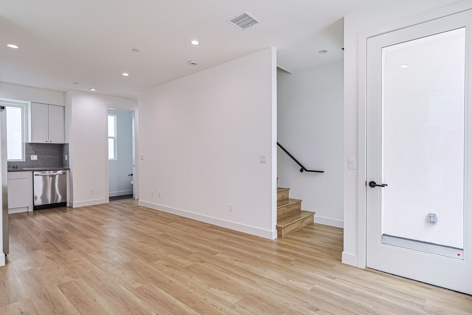 Los Angeles Apartment: 161 S Hoover St