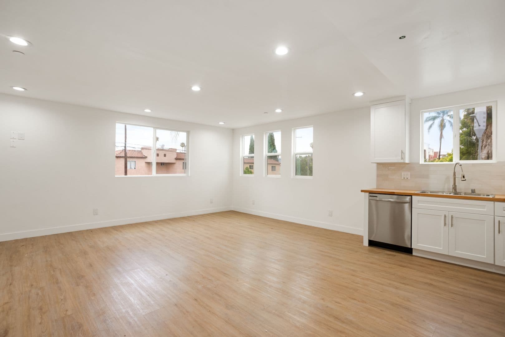Los Angeles Apartment: 443 N Heliotrope Dr
