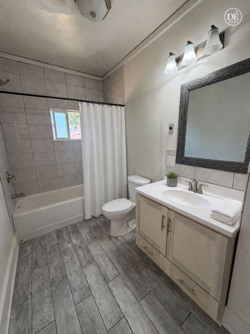 Los Angeles Apartment: 1112 Browning Blvd
