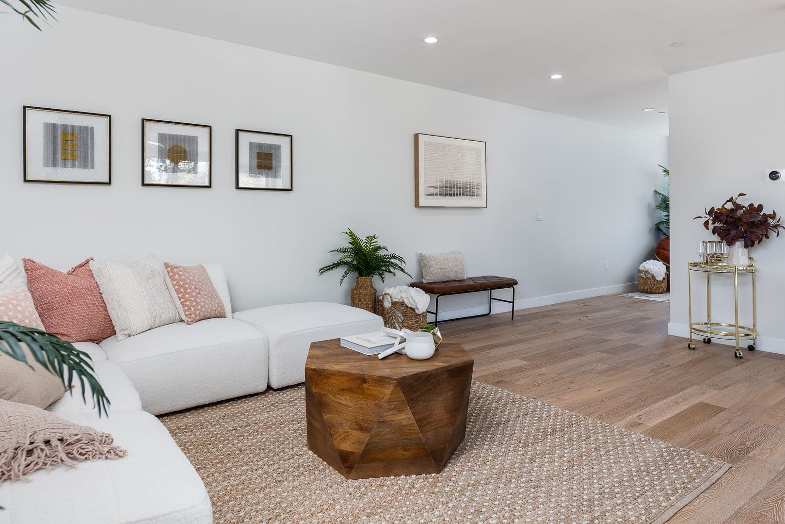 Los Angeles Apartment: 2820 Rowena Ave