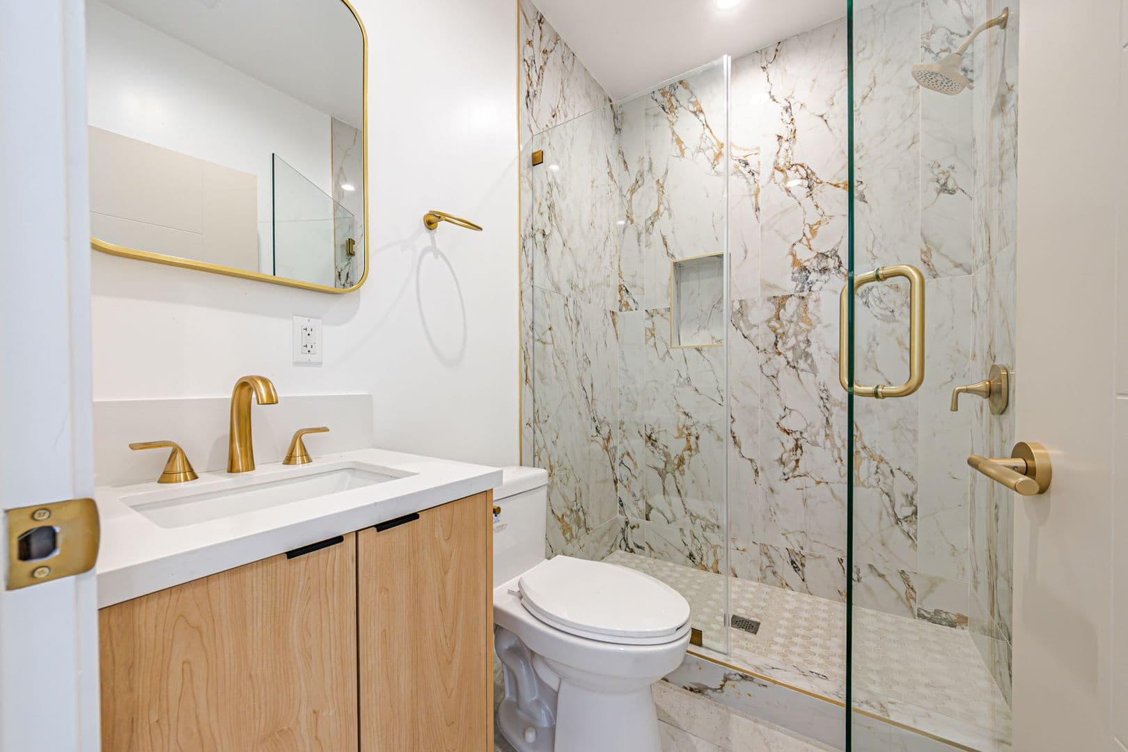 Los Angeles Apartment: 240 N Dillon St