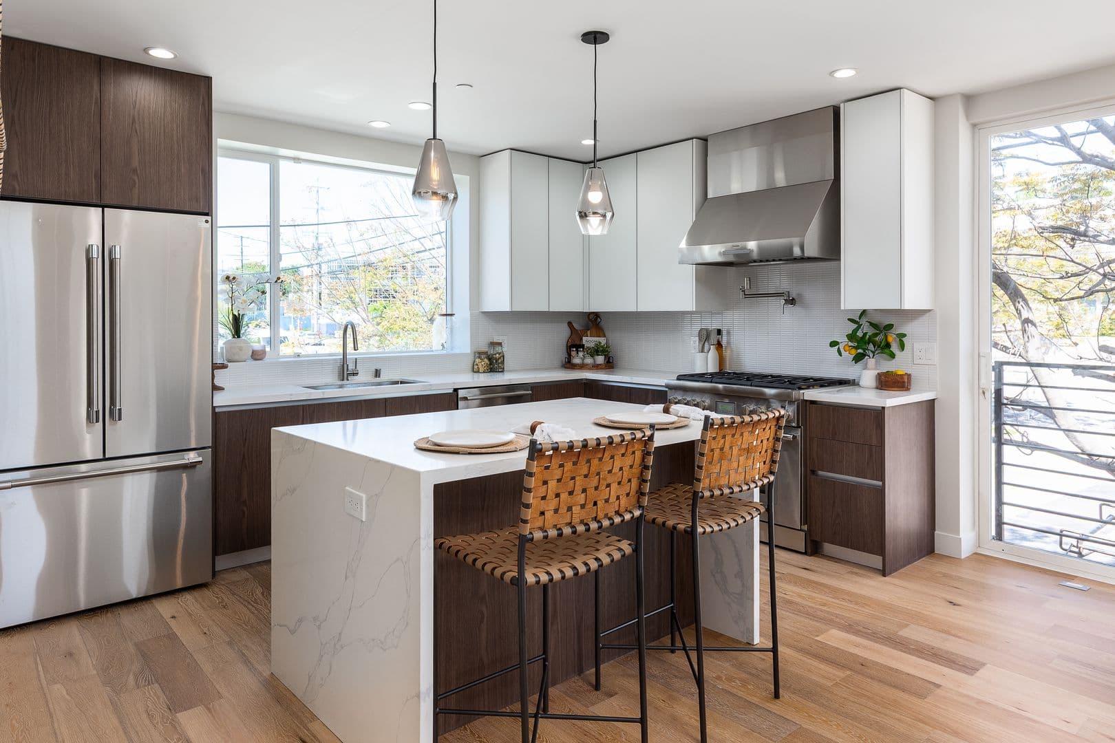 Los Angeles Apartment: 2820 Rowena Ave