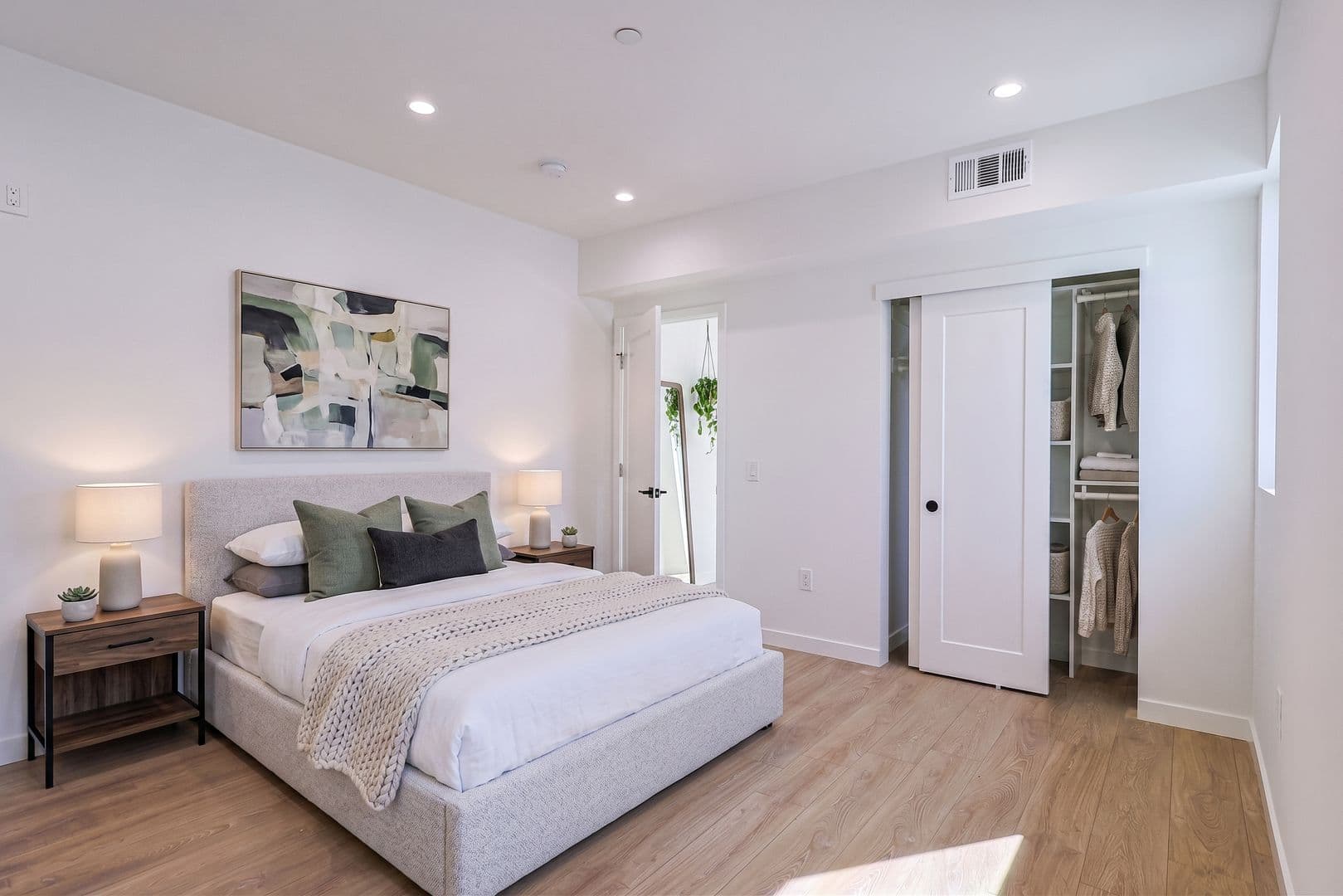 Los Angeles Apartment: 1227 N June St