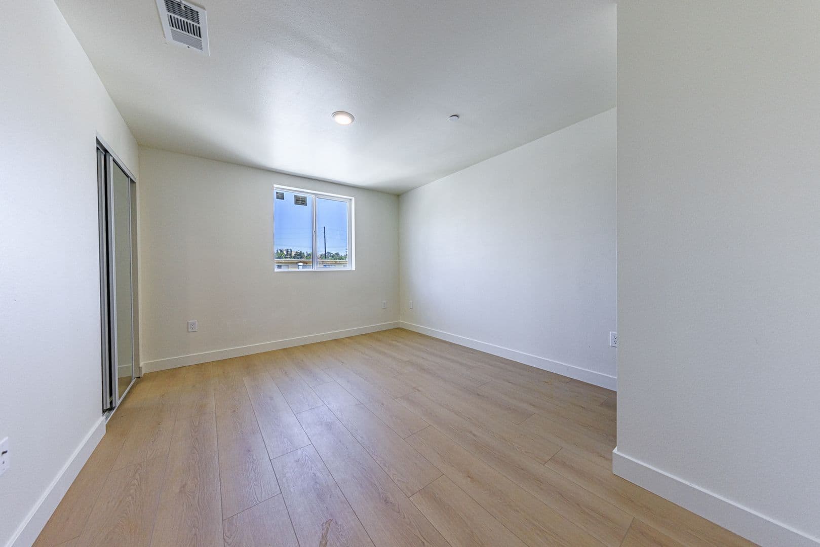Los Angeles Townhome: 1652 Murchison St
