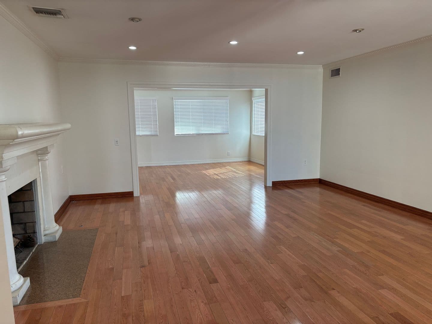 Sun Valley House: 11248 Lull Street