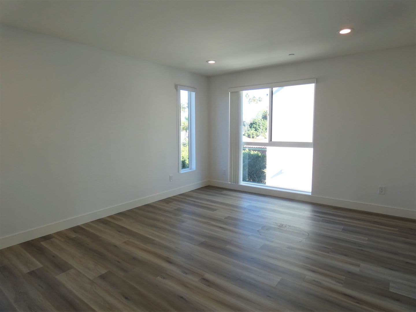 Los Angeles Apartment: 2042 S Burnside Ave